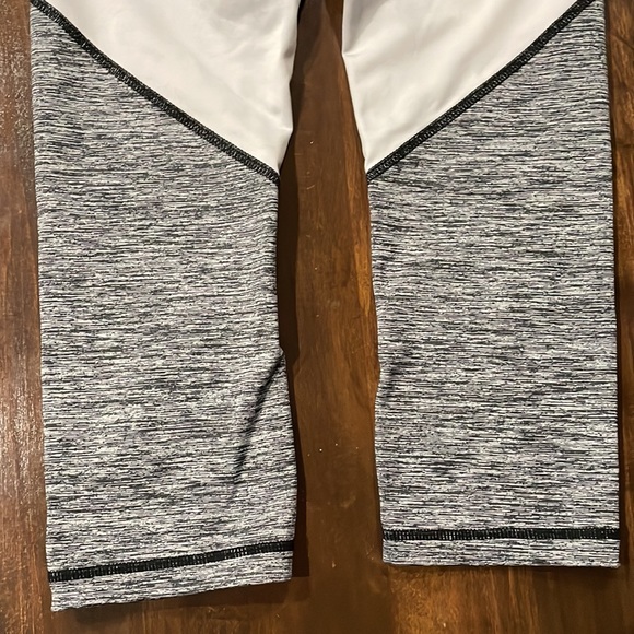 HP🎉 Reebok Crop Leggings - Picture 4 of 5